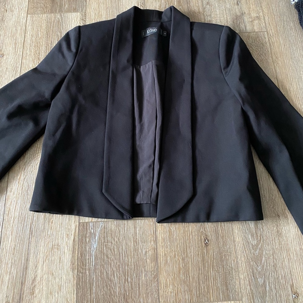 Icone cropped black blazer
